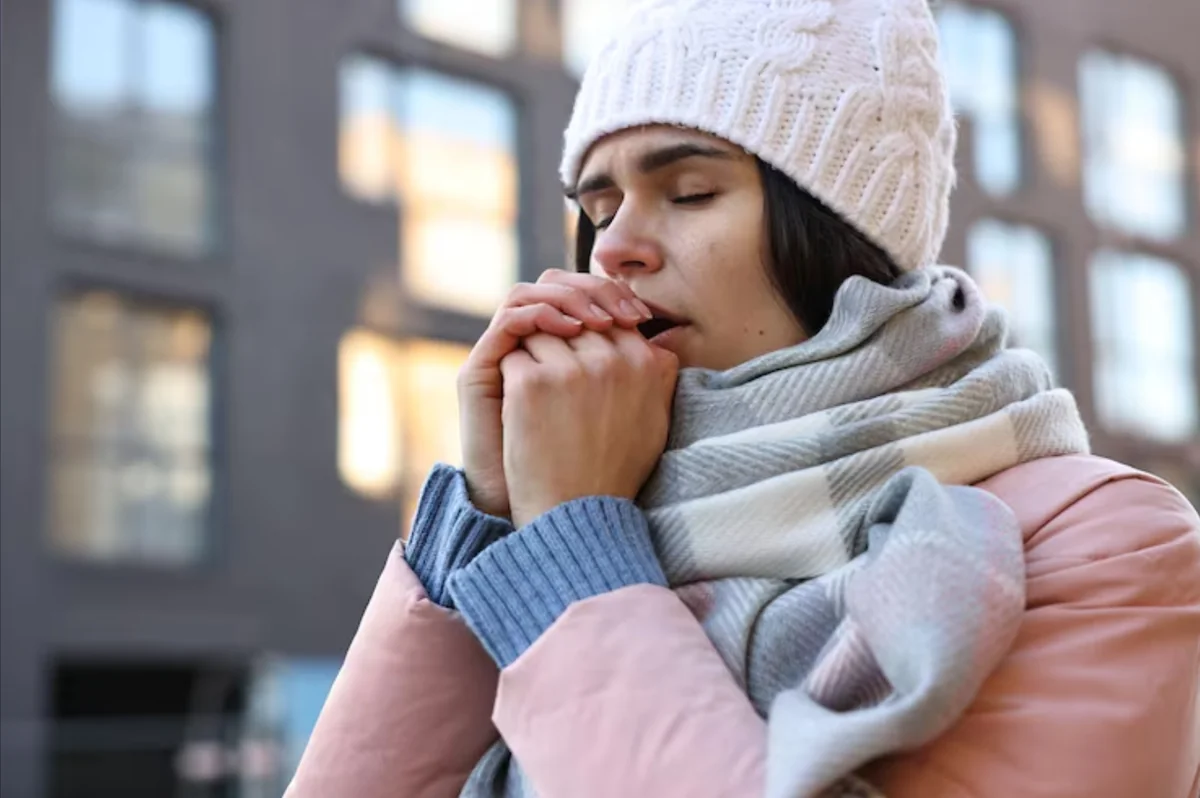 Persona abrigándose en clima frío de Oruro